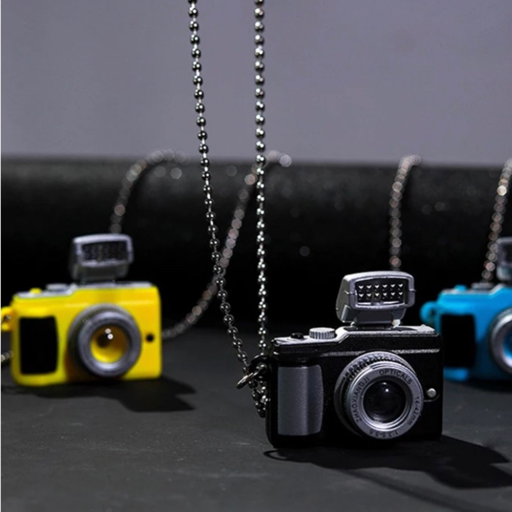 Camera with flash Necklace - Picture 6 of 6